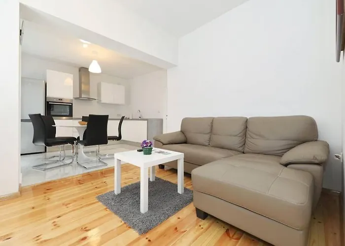 Stone House In The Center Of Town 무르테르