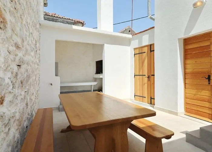 Stone House In The Center Of Town 무르테르