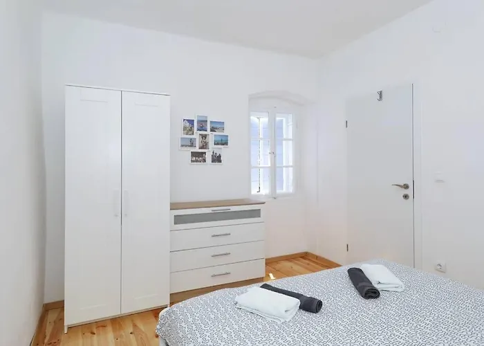 Stone House In The Center Of Town 무르테르