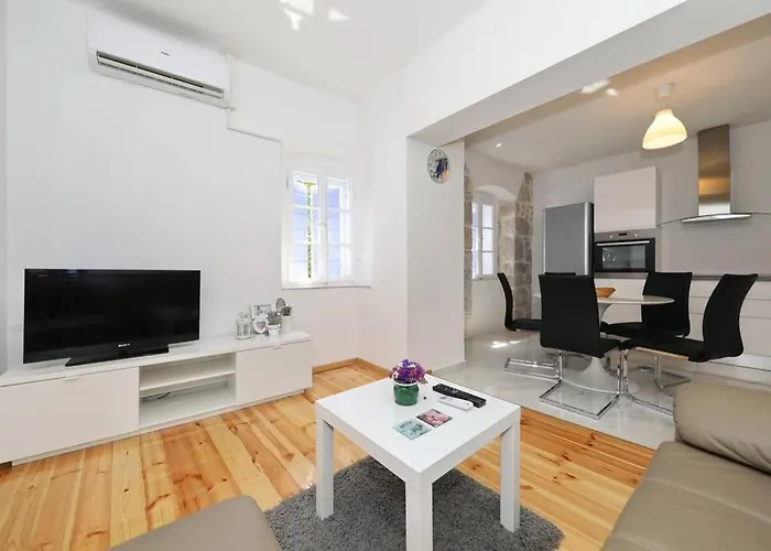 빌라 Stone House In The Center Of Town 무르테르