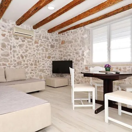 Villa Stone House In The Center Of Town