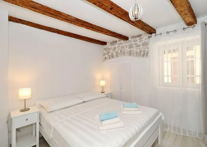 Villa Stone House In The Center Of Town *